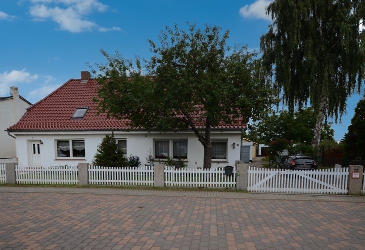 Keine zusätzliche Käuferprovision – Ein Haus | zwei Wohnungen | ca. 2.800 m² Grundstück an der Warnow, 18109 Rostock, Einfamilienhaus